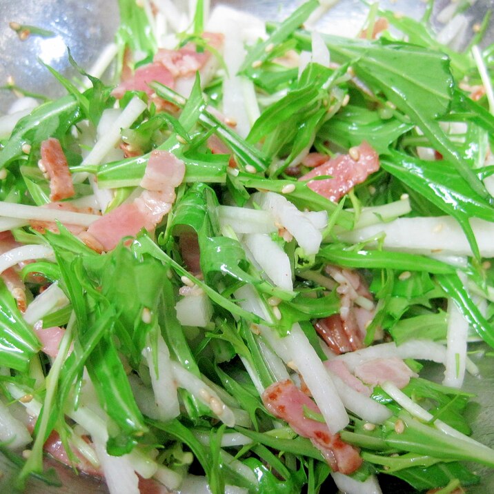 ごま油と塩のみで!シンプル水菜大根サラダ